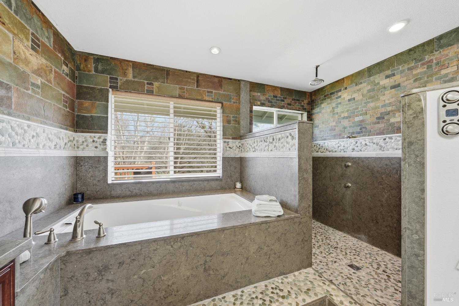 Detail Gallery Image 4 of 72 For 1050 Oak Park Way, Lakeport,  CA 95453 - 3 Beds | 2/1 Baths