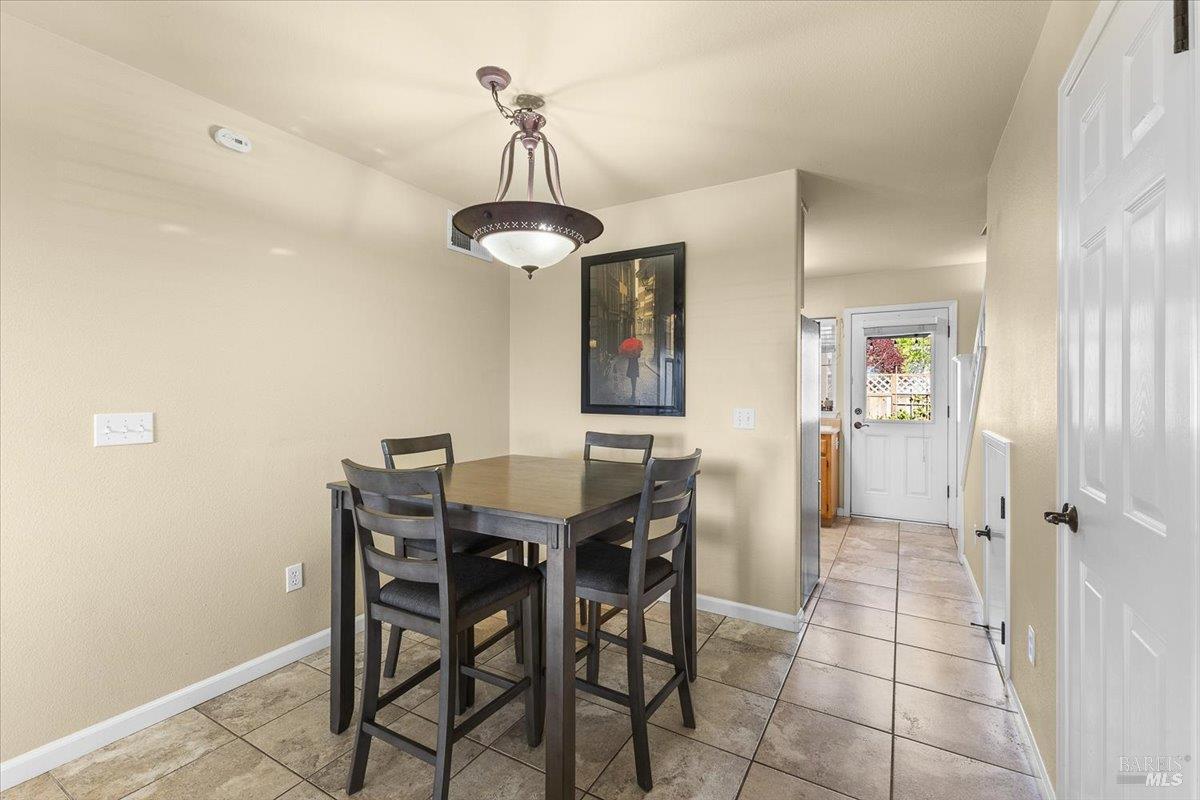 Detail Gallery Image 7 of 26 For 2310 Iroquois St, Santa Rosa,  CA 95403 - 3 Beds | 2/1 Baths