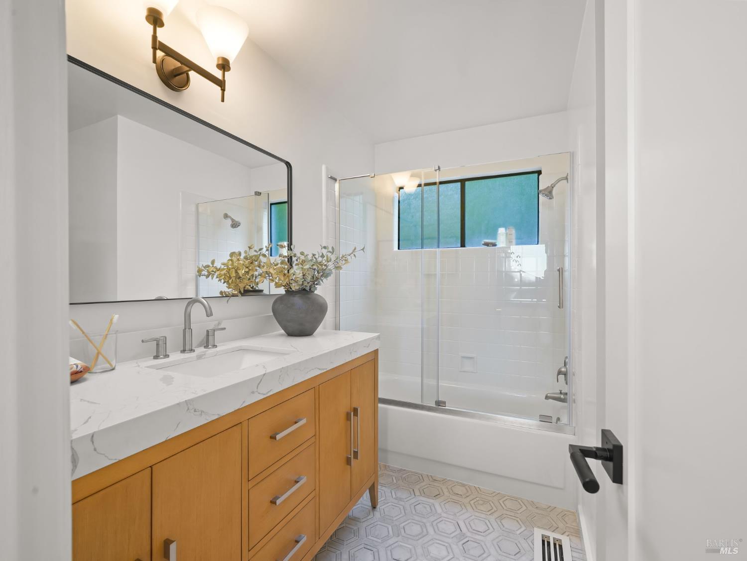 Detail Gallery Image 36 of 60 For 17 Overhill Rd, Mill Valley,  CA 94941 - 5 Beds | 2 Baths