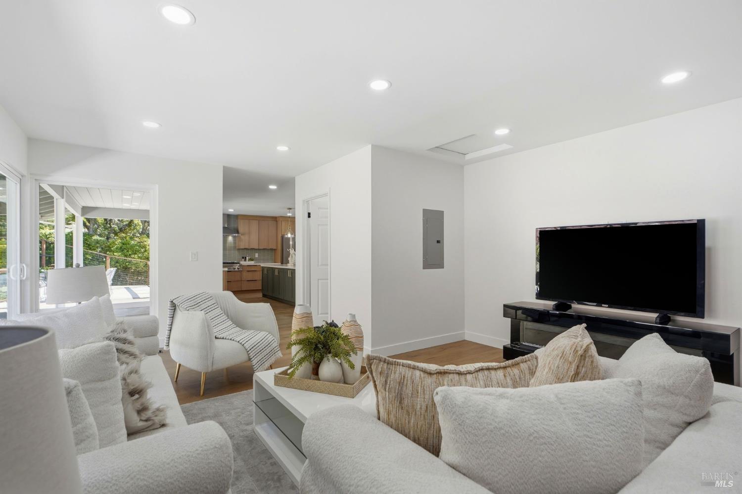 Detail Gallery Image 36 of 93 For 36 Capilano Dr, Novato,  CA 94949 - 5 Beds | 4/1 Baths