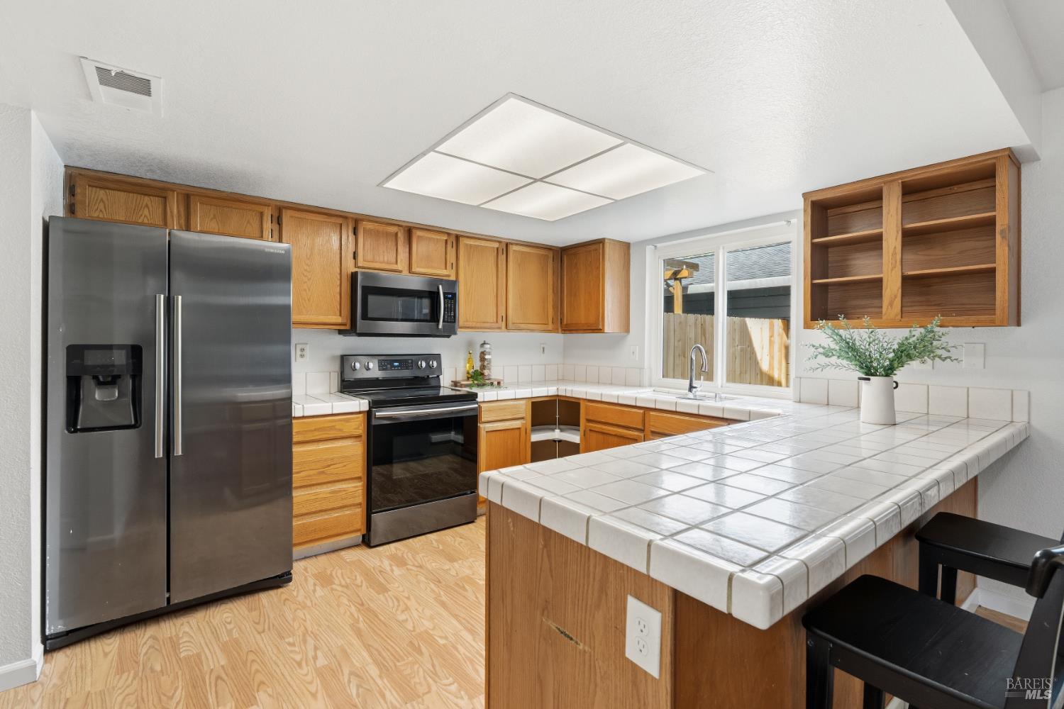 Detail Gallery Image 10 of 51 For 131 Cambridge Dr, Vacaville,  CA 95687 - 3 Beds | 2/1 Baths