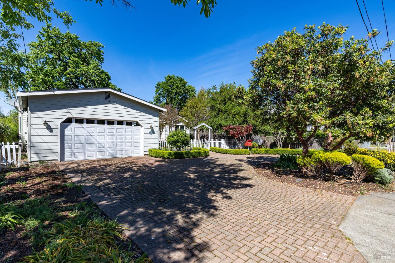 Detail Gallery Image 2 of 40 For 473 Verano Ave, Sonoma,  CA 95476 - 2 Beds | 2 Baths