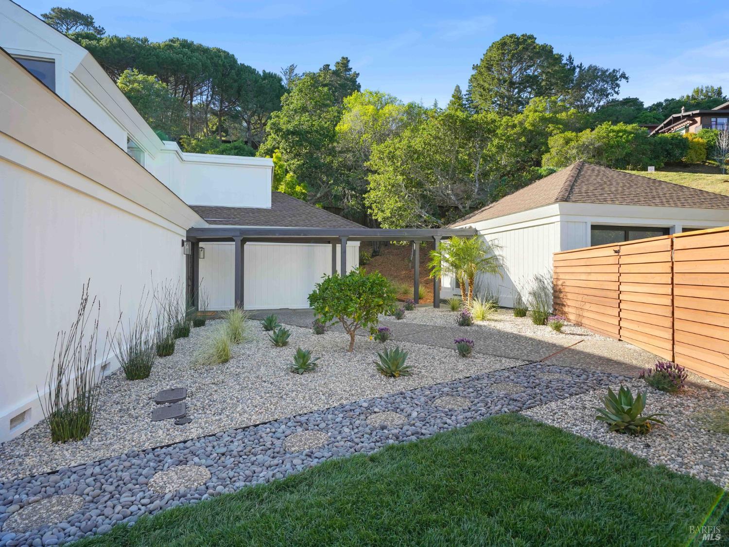 Detail Gallery Image 6 of 60 For 17 Overhill Rd, Mill Valley,  CA 94941 - 5 Beds | 2 Baths