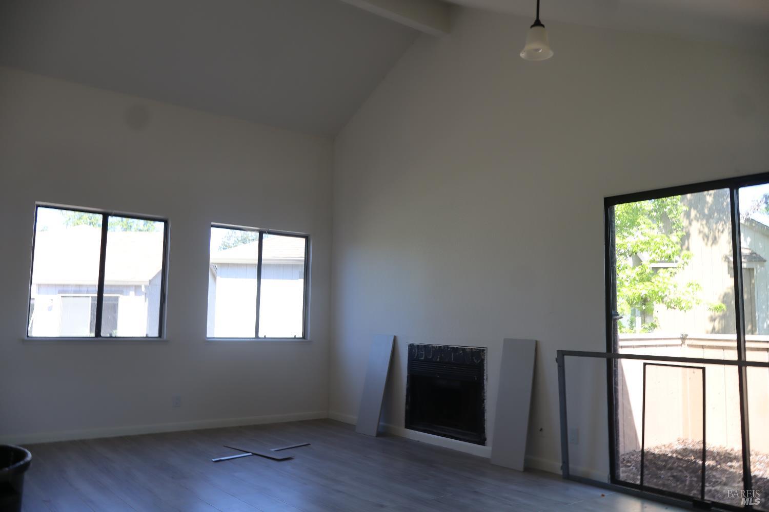 Detail Gallery Image 5 of 6 For 2599 Westberry Dr, Santa Rosa,  CA 95403 - 2 Beds | 2 Baths