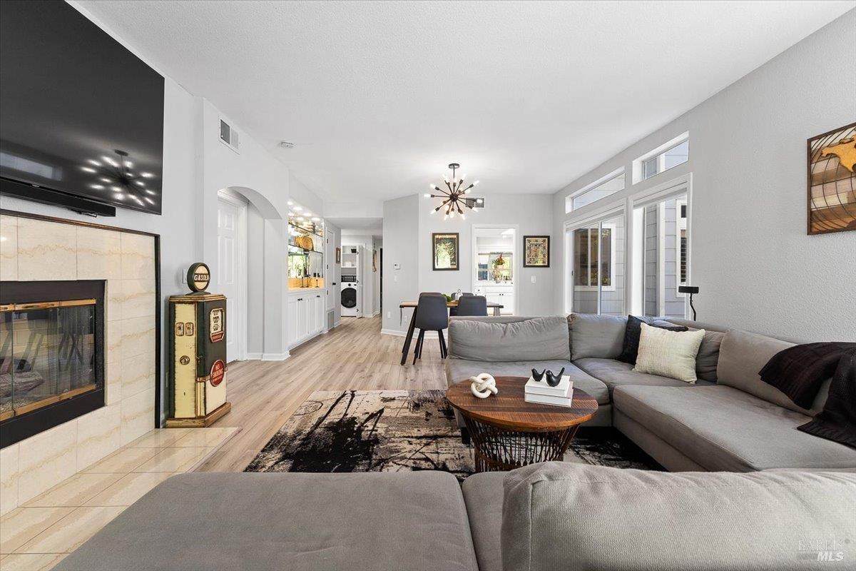 Detail Gallery Image 9 of 48 For 2070 Stonefield Ln, Santa Rosa,  CA 95403 - 2 Beds | 2/1 Baths