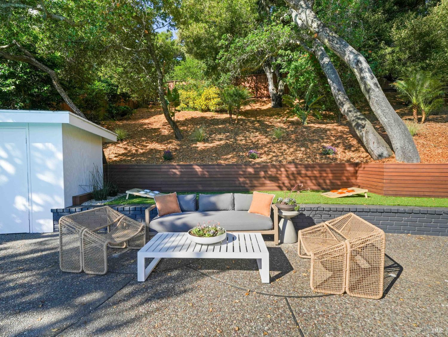 Detail Gallery Image 18 of 60 For 17 Overhill Rd, Mill Valley,  CA 94941 - 5 Beds | 2 Baths