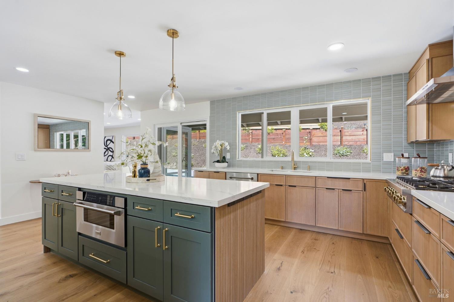 Detail Gallery Image 21 of 93 For 36 Capilano Dr, Novato,  CA 94949 - 5 Beds | 4/1 Baths