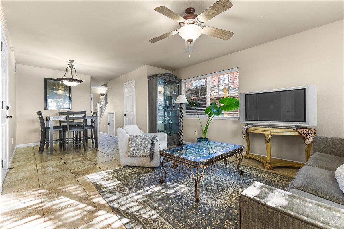 Detail Gallery Image 5 of 26 For 2310 Iroquois St, Santa Rosa,  CA 95403 - 3 Beds | 2/1 Baths