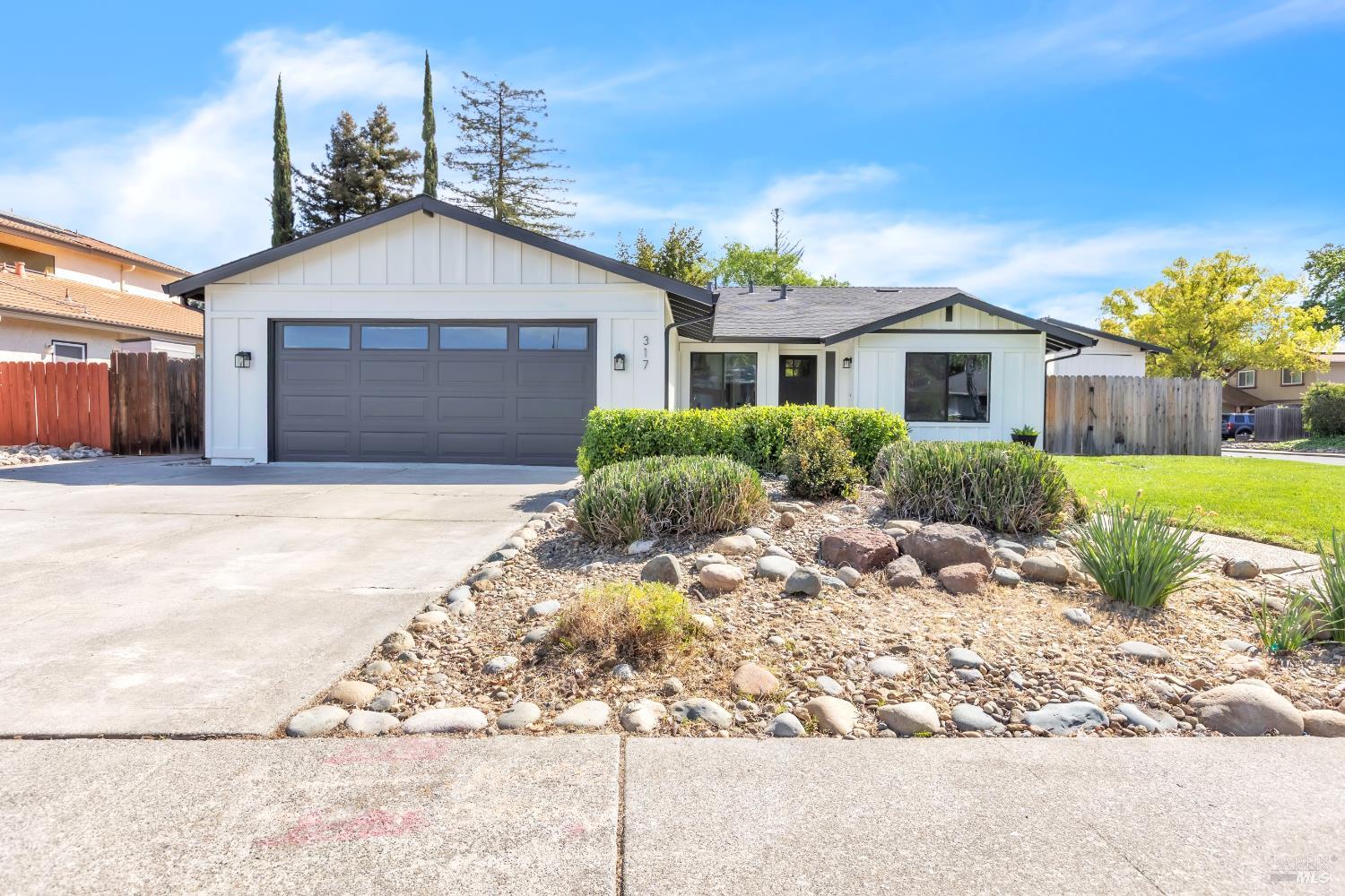 Detail Gallery Image 2 of 39 For 317 N Alamo Dr, Vacaville,  CA 95688 - 3 Beds | 2 Baths