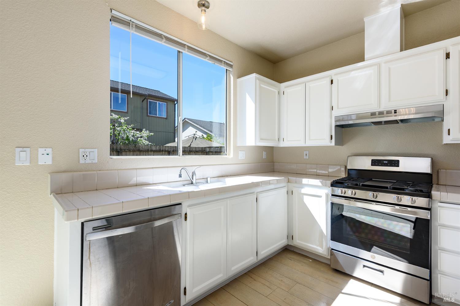 Detail Gallery Image 8 of 22 For 2122 Crystal Hill Dr, Santa Rosa,  CA 95404 - 3 Beds | 2/1 Baths