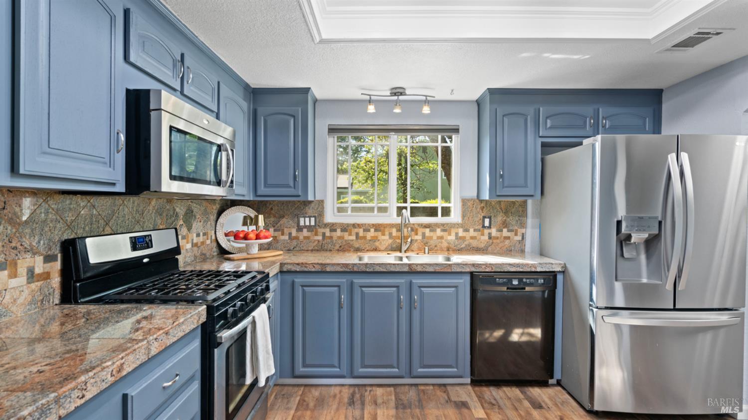 Detail Gallery Image 17 of 67 For 191 Bel Air Dr, Vacaville,  CA 95687 - 5 Beds | 2/1 Baths