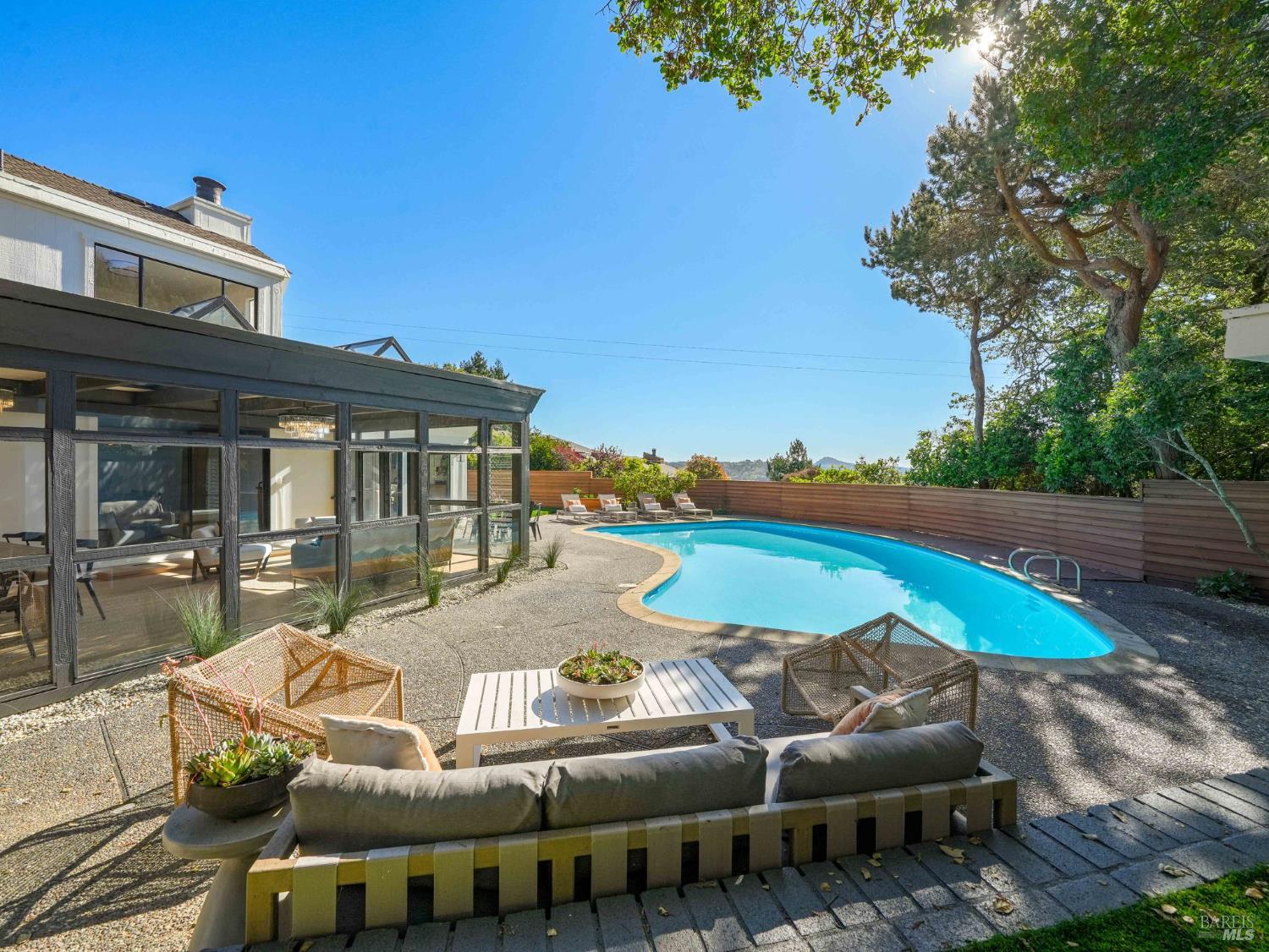 Detail Gallery Image 20 of 60 For 17 Overhill Rd, Mill Valley,  CA 94941 - 5 Beds | 2 Baths