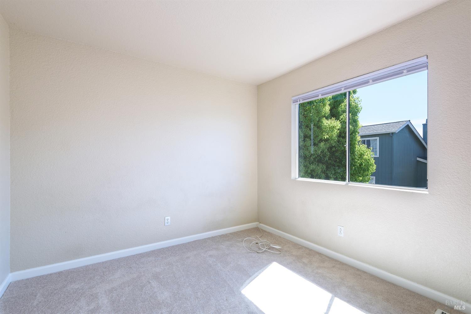 Detail Gallery Image 11 of 22 For 2122 Crystal Hill Dr, Santa Rosa,  CA 95404 - 3 Beds | 2/1 Baths