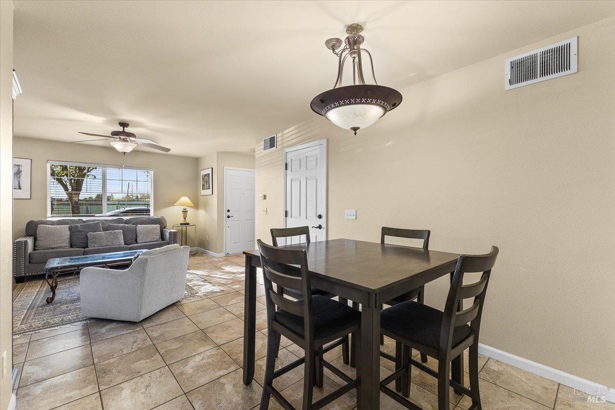 Detail Gallery Image 6 of 26 For 2310 Iroquois St, Santa Rosa,  CA 95403 - 3 Beds | 2/1 Baths