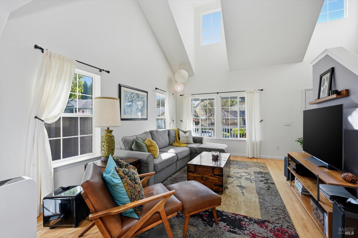 Detail Gallery Image 7 of 47 For 104 Village Oaks Ct, Healdsburg,  CA 95448 - 4 Beds | 2/1 Baths