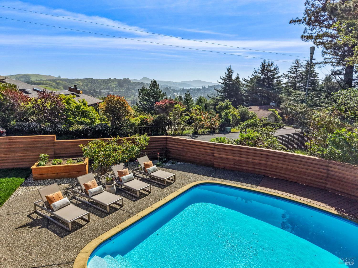 Detail Gallery Image 2 of 60 For 17 Overhill Rd, Mill Valley,  CA 94941 - 5 Beds | 2 Baths