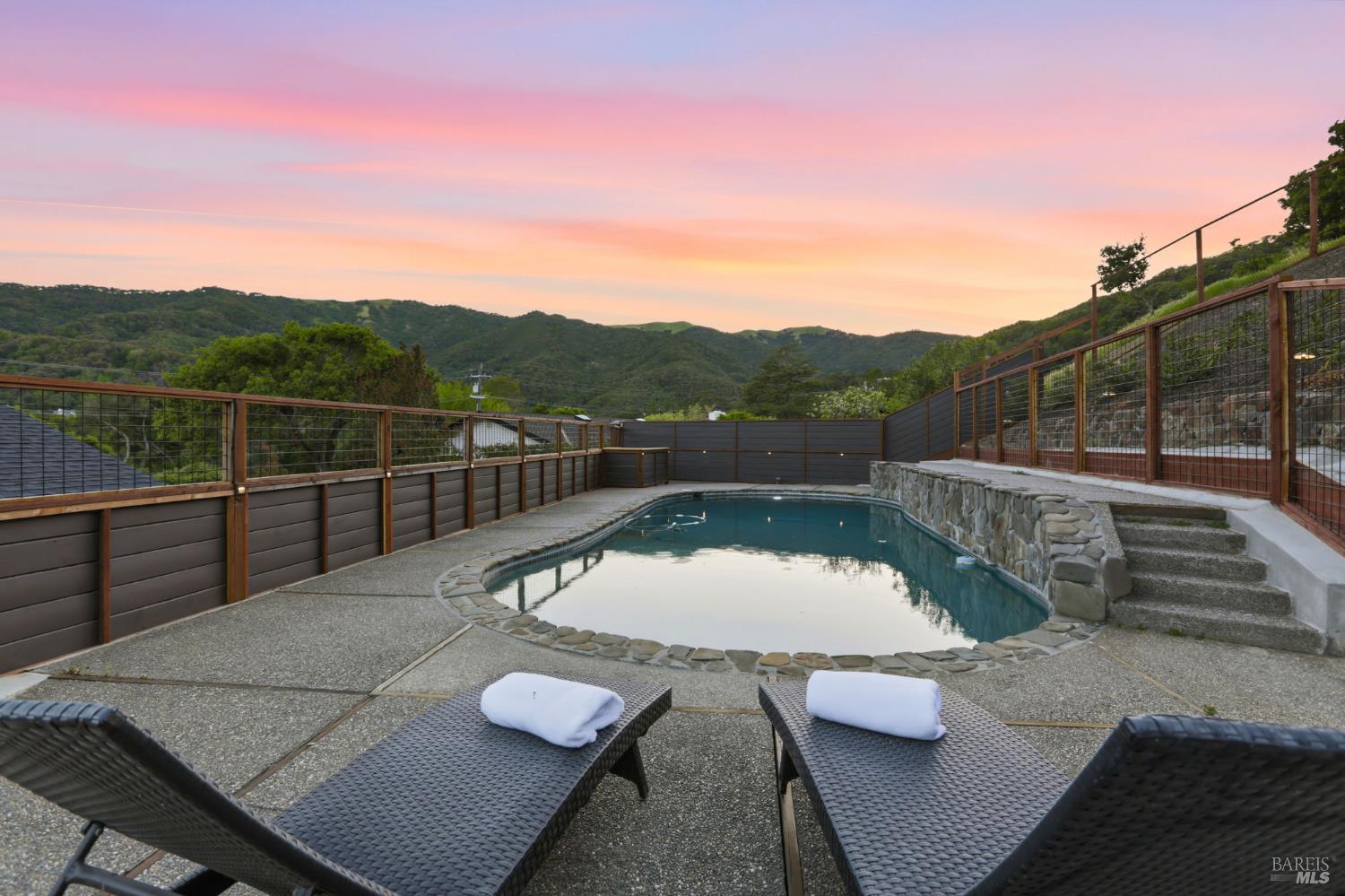 Detail Gallery Image 5 of 93 For 36 Capilano Dr, Novato,  CA 94949 - 5 Beds | 4/1 Baths