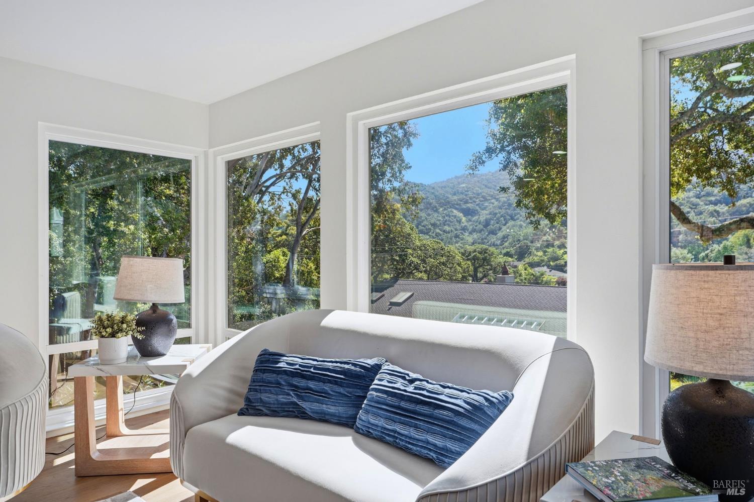 Detail Gallery Image 15 of 93 For 36 Capilano Dr, Novato,  CA 94949 - 5 Beds | 4/1 Baths