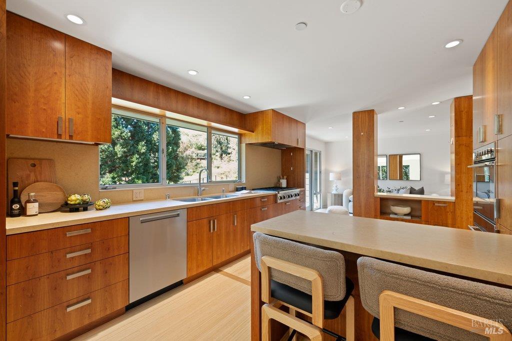 Detail Gallery Image 17 of 89 For 103 Reed Ranch Rd, Tiburon,  CA 94920 - 5 Beds | 4 Baths