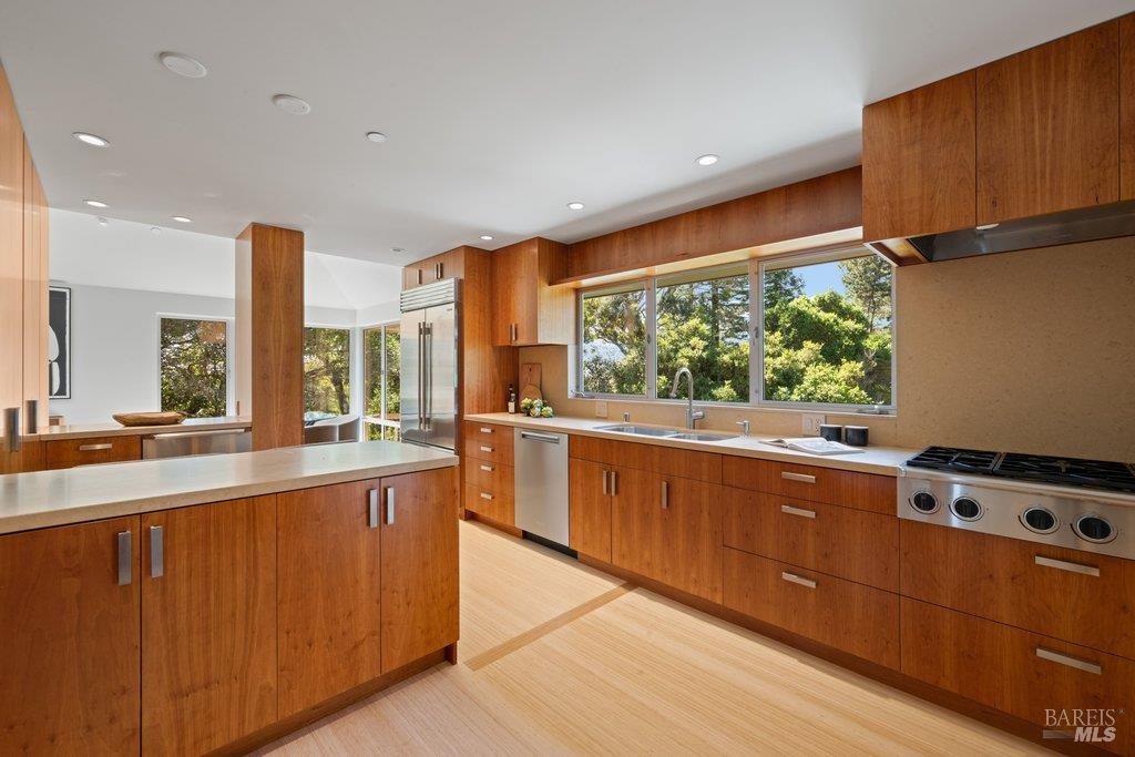 Detail Gallery Image 15 of 89 For 103 Reed Ranch Rd, Tiburon,  CA 94920 - 5 Beds | 4 Baths