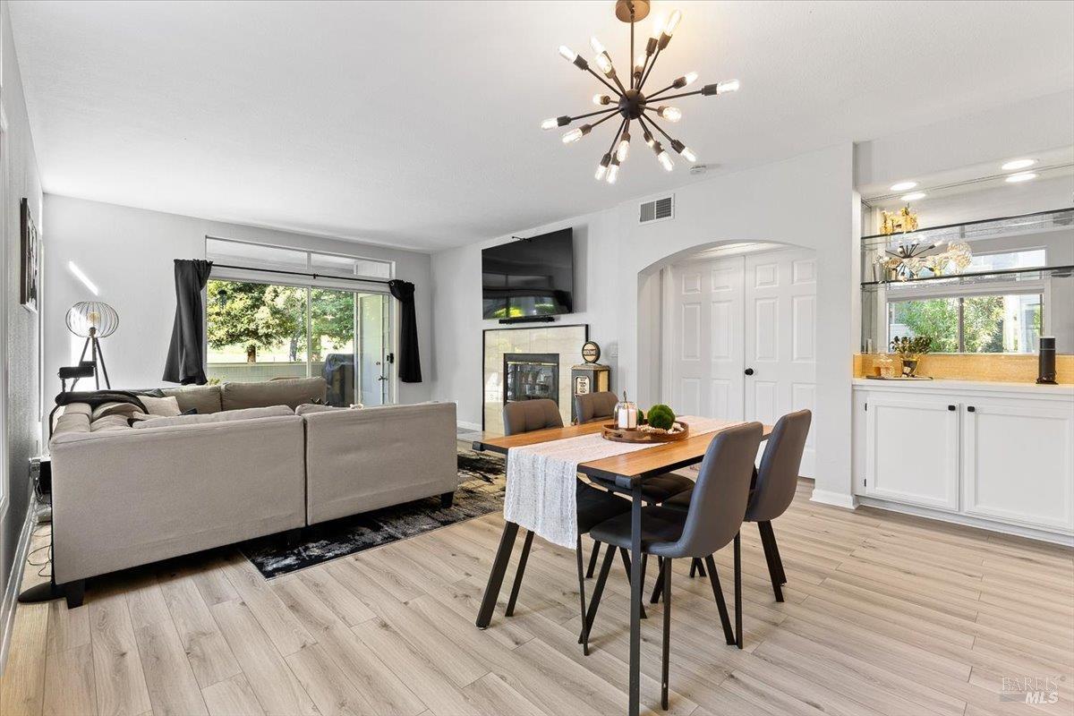 Detail Gallery Image 7 of 48 For 2070 Stonefield Ln, Santa Rosa,  CA 95403 - 2 Beds | 2/1 Baths