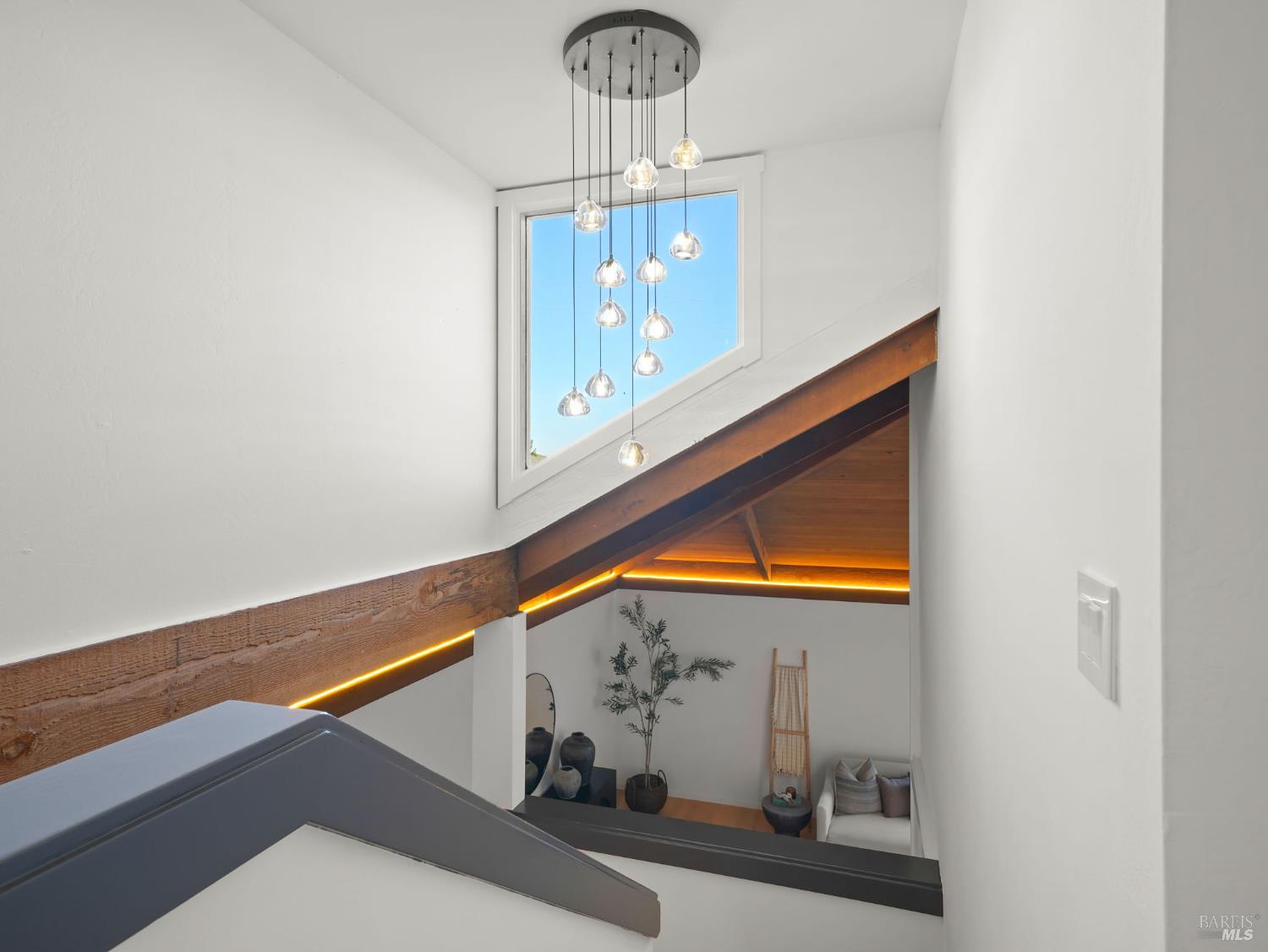 Detail Gallery Image 38 of 60 For 17 Overhill Rd, Mill Valley,  CA 94941 - 5 Beds | 2 Baths