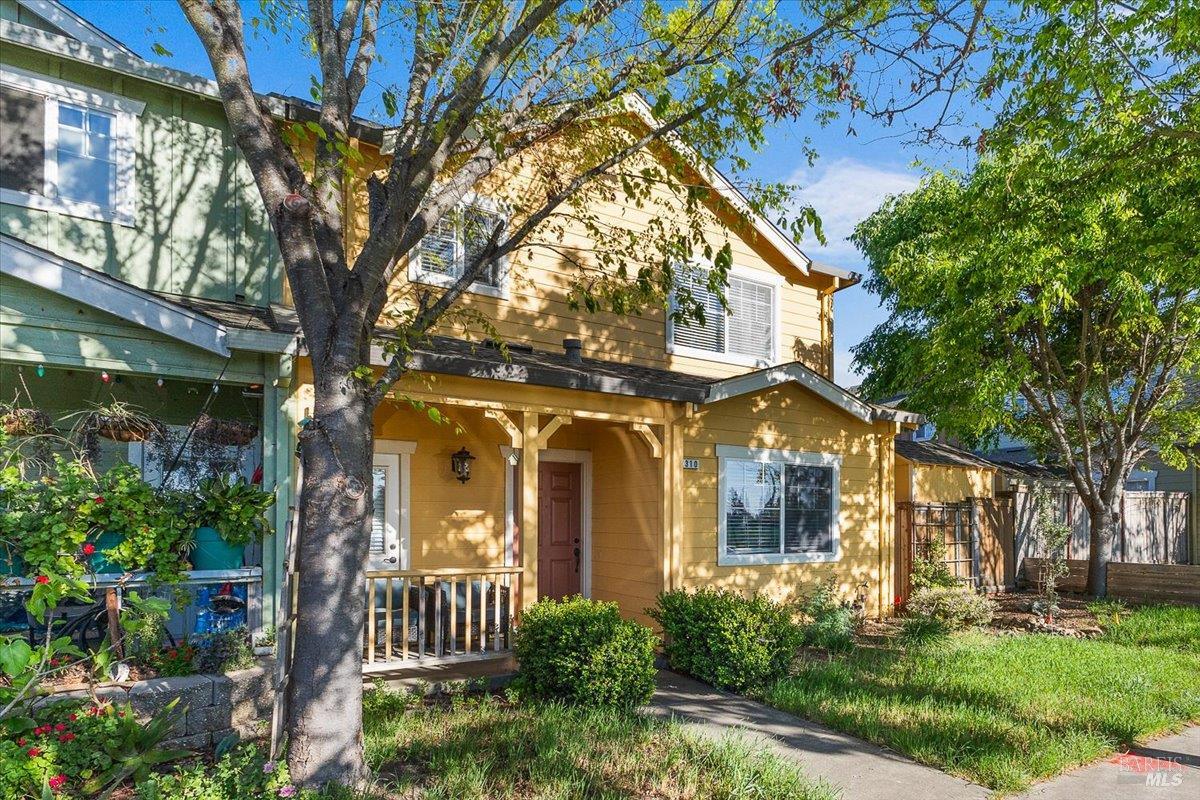 Detail Gallery Image 2 of 26 For 2310 Iroquois St, Santa Rosa,  CA 95403 - 3 Beds | 2/1 Baths