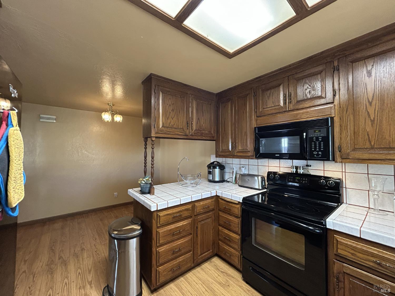 Detail Gallery Image 6 of 15 For 880 Beechwood Ave, Vallejo,  CA 94591 - 3 Beds | 1 Baths