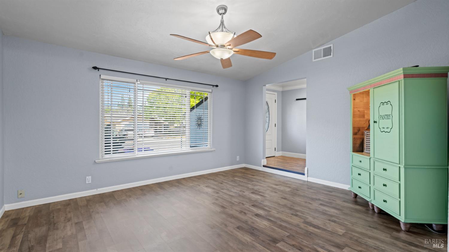 Detail Gallery Image 10 of 67 For 191 Bel Air Dr, Vacaville,  CA 95687 - 5 Beds | 2/1 Baths