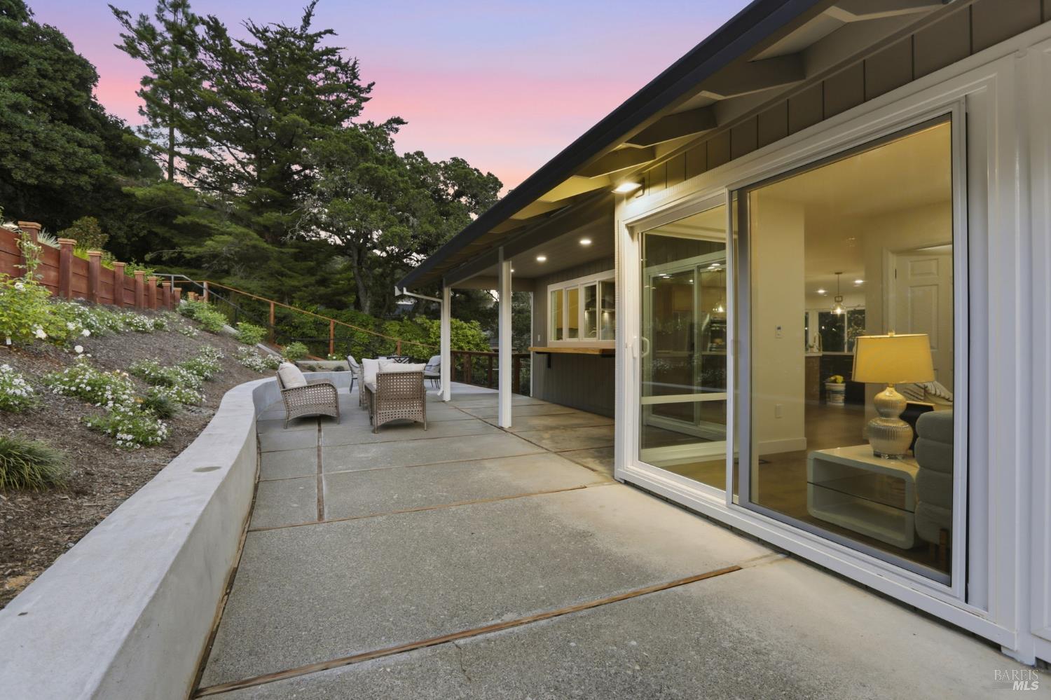 Detail Gallery Image 7 of 93 For 36 Capilano Dr, Novato,  CA 94949 - 5 Beds | 4/1 Baths