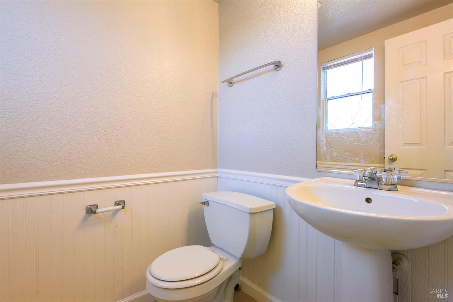 Detail Gallery Image 10 of 22 For 2122 Crystal Hill Dr, Santa Rosa,  CA 95404 - 3 Beds | 2/1 Baths