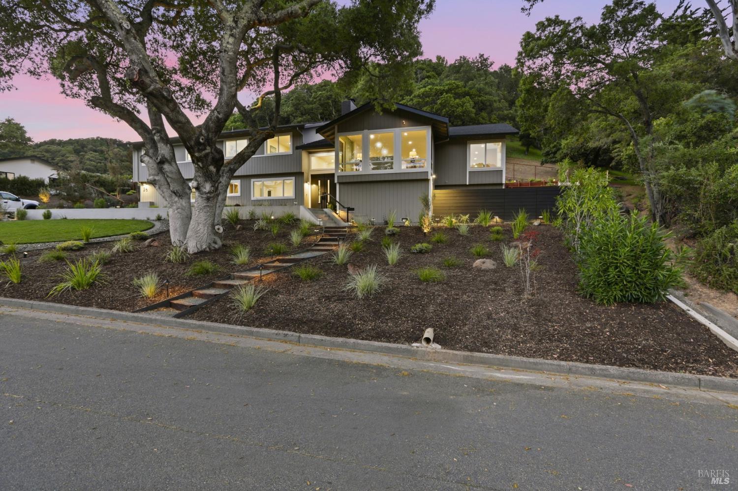 Detail Gallery Image 8 of 93 For 36 Capilano Dr, Novato,  CA 94949 - 5 Beds | 4/1 Baths