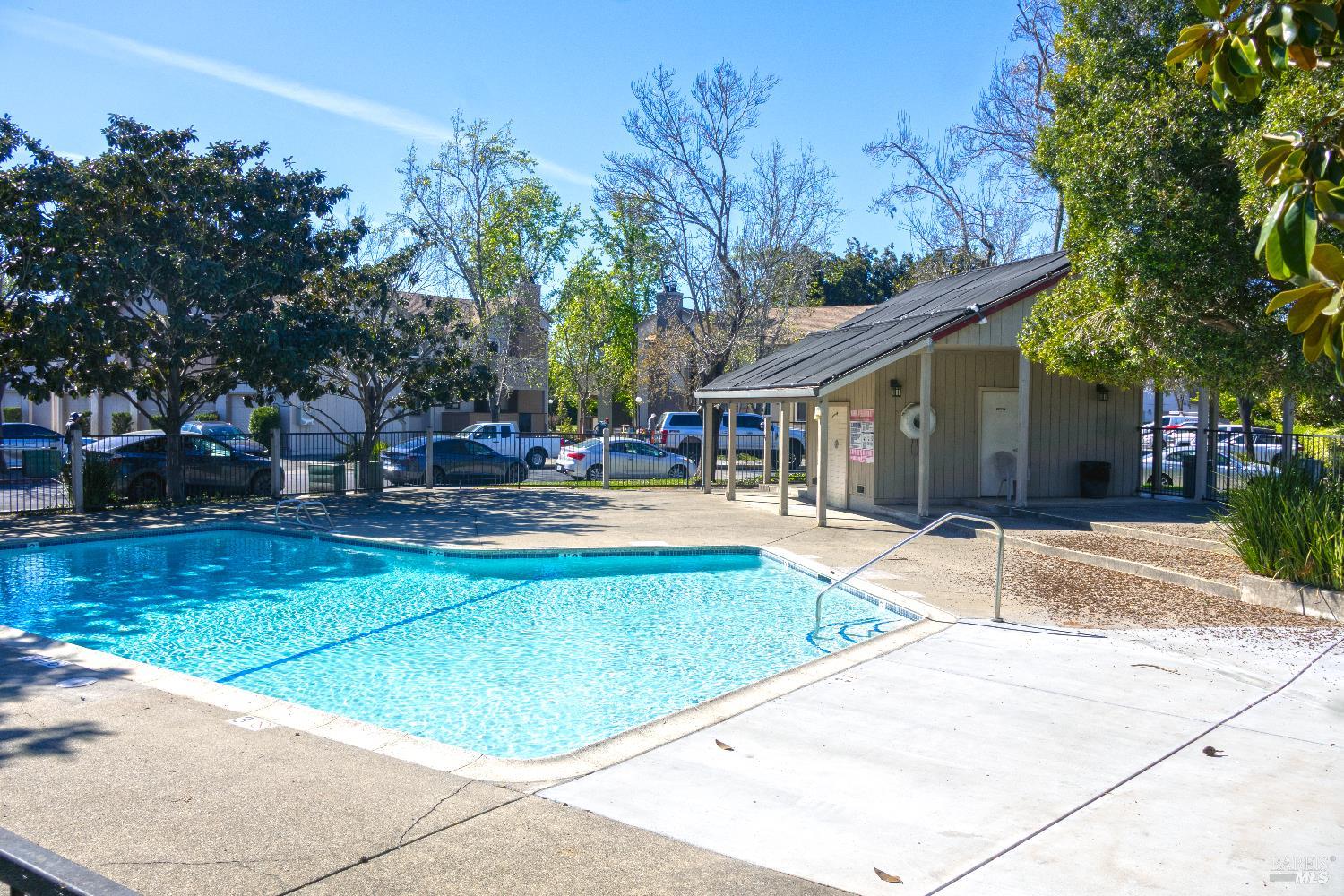 Detail Gallery Image 2 of 6 For 2599 Westberry Dr, Santa Rosa,  CA 95403 - 2 Beds | 2 Baths