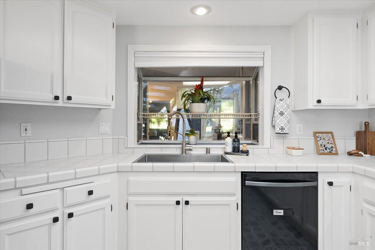 Detail Gallery Image 18 of 48 For 2070 Stonefield Ln, Santa Rosa,  CA 95403 - 2 Beds | 2/1 Baths