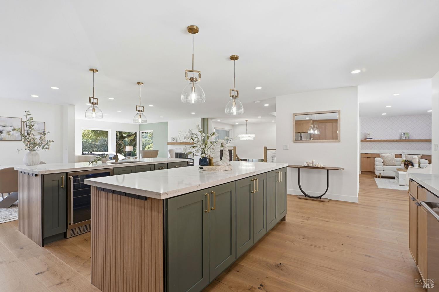 Detail Gallery Image 20 of 93 For 36 Capilano Dr, Novato,  CA 94949 - 5 Beds | 4/1 Baths