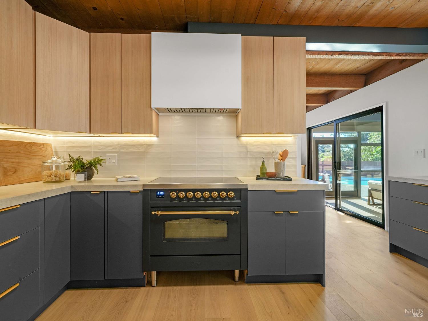 Detail Gallery Image 27 of 60 For 17 Overhill Rd, Mill Valley,  CA 94941 - 5 Beds | 2 Baths