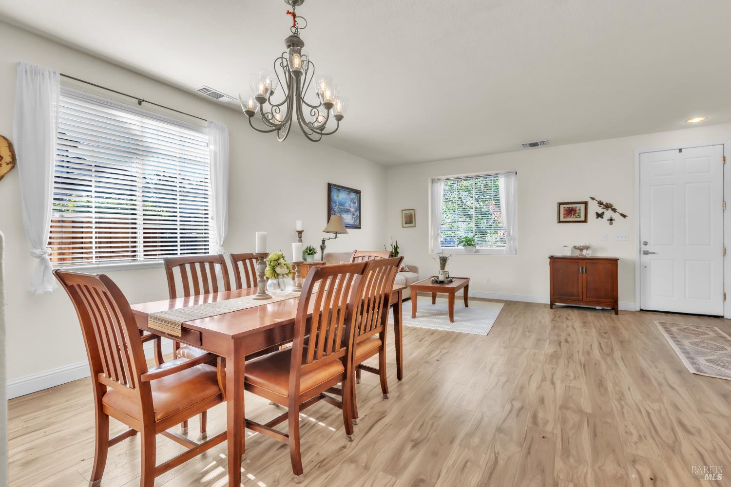 Detail Gallery Image 5 of 38 For 5089 Falls Ct, Fairfield,  CA 94534 - 4 Beds | 2/1 Baths