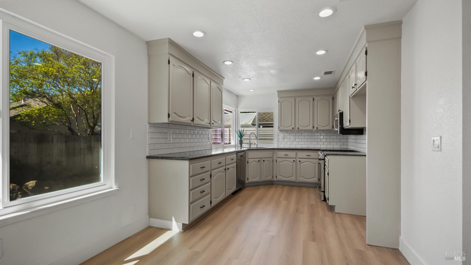 Detail Gallery Image 14 of 71 For 778 Oak Brook Dr, Vacaville,  CA 95687 - 4 Beds | 3 Baths