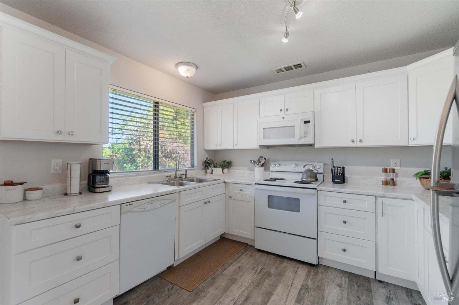 Detail Gallery Image 10 of 66 For 244 Woodhill Dr, Redding,  CA 96003 - 3 Beds | 2 Baths