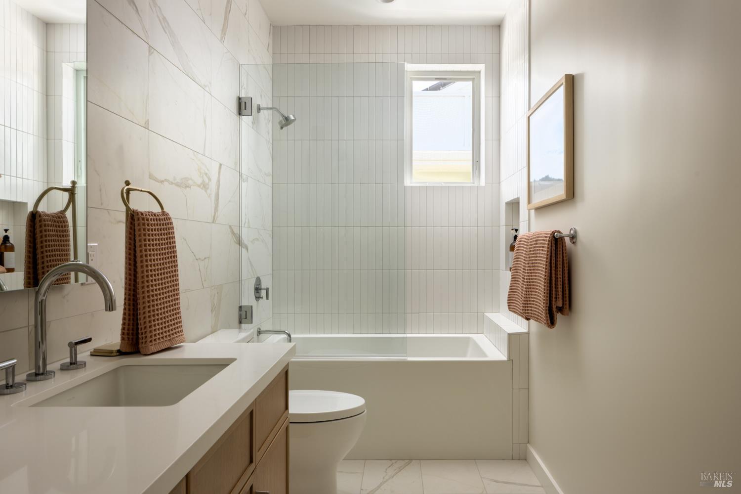 Detail Gallery Image 7 of 15 For 709 C St #2,  San Rafael,  CA 94901 - 3 Beds | 3/1 Baths