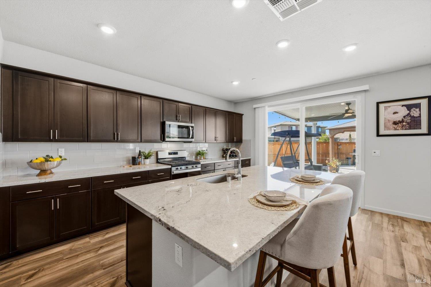 Detail Gallery Image 11 of 81 For 1685 Blossom Way, Dixon,  CA 95620 - 4 Beds | 3 Baths