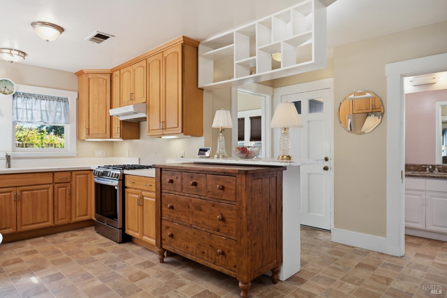 Detail Gallery Image 12 of 38 For 2001 Rogers Way, Santa Rosa,  CA 95404 - 3 Beds | 1/1 Baths