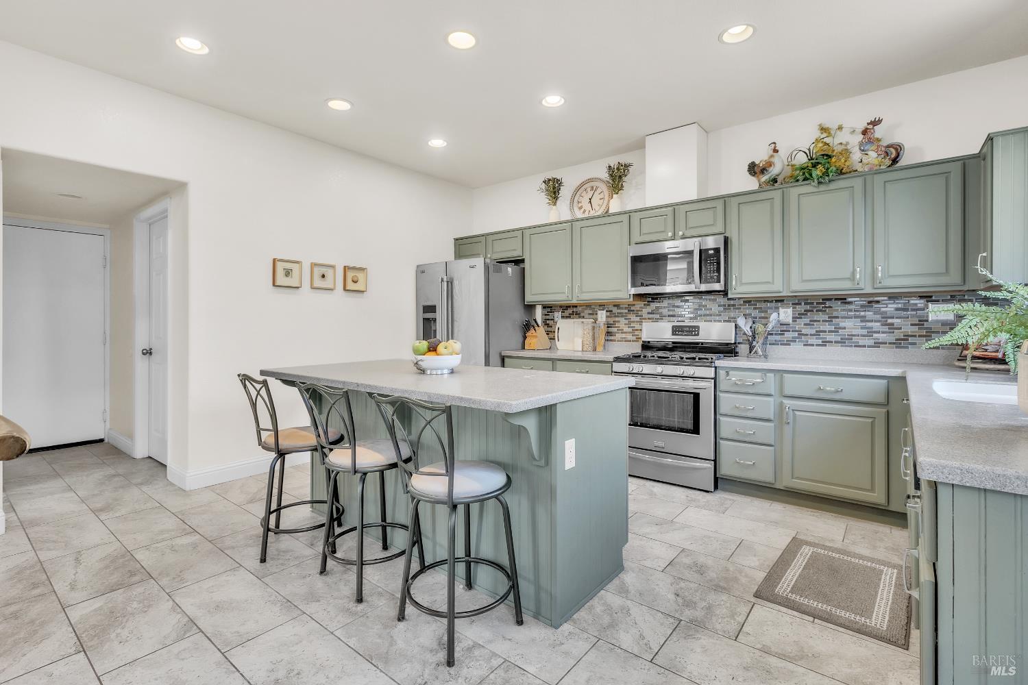 Detail Gallery Image 9 of 38 For 5089 Falls Ct, Fairfield,  CA 94534 - 4 Beds | 2/1 Baths