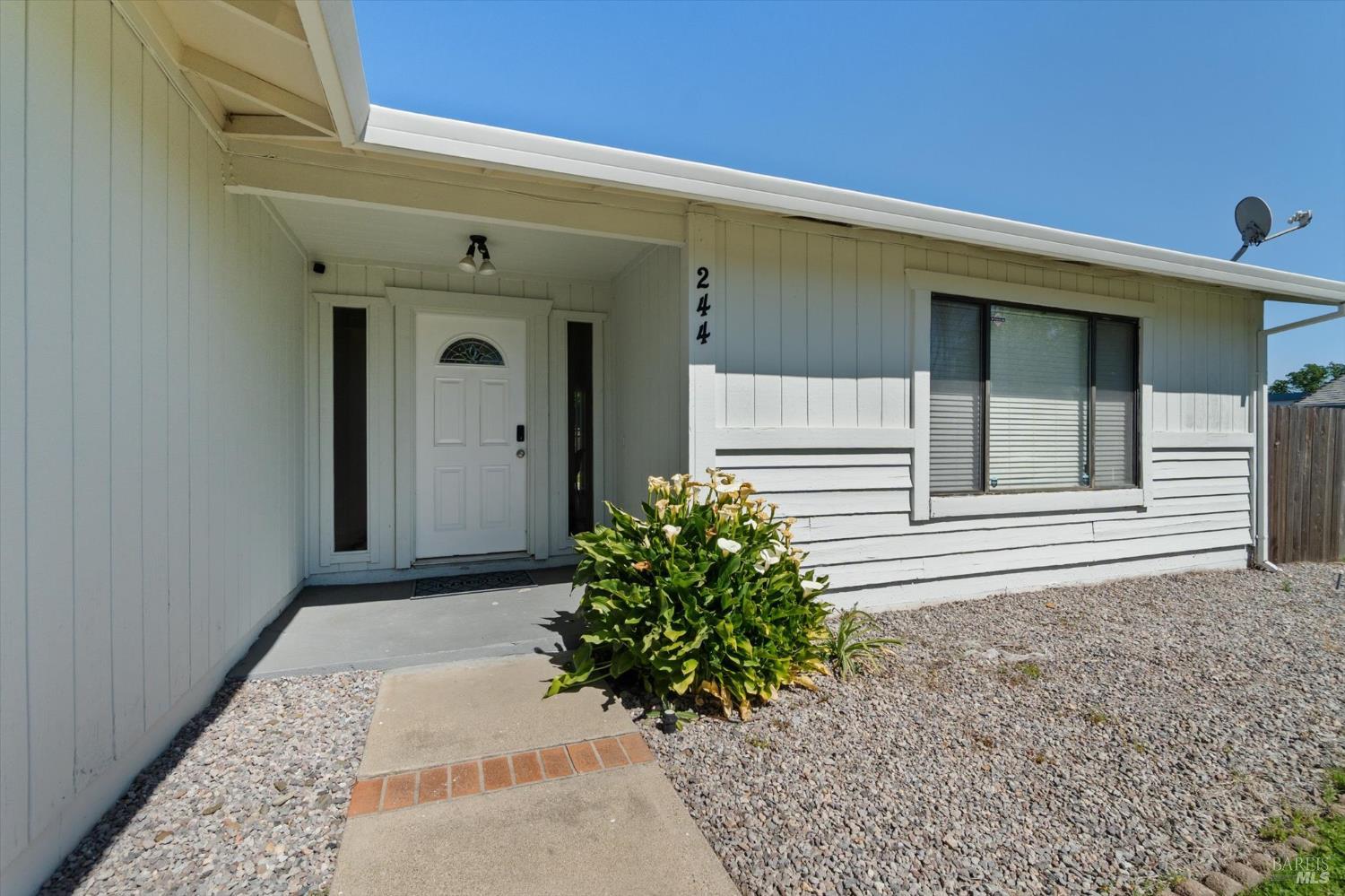 Detail Gallery Image 4 of 66 For 244 Woodhill Dr, Redding,  CA 96003 - 3 Beds | 2 Baths