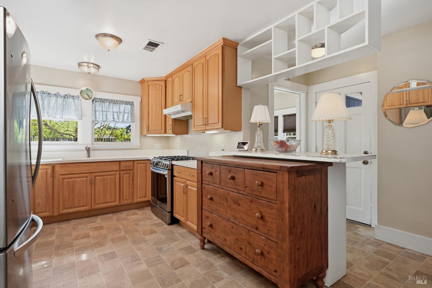 Detail Gallery Image 10 of 38 For 2001 Rogers Way, Santa Rosa,  CA 95404 - 3 Beds | 1/1 Baths