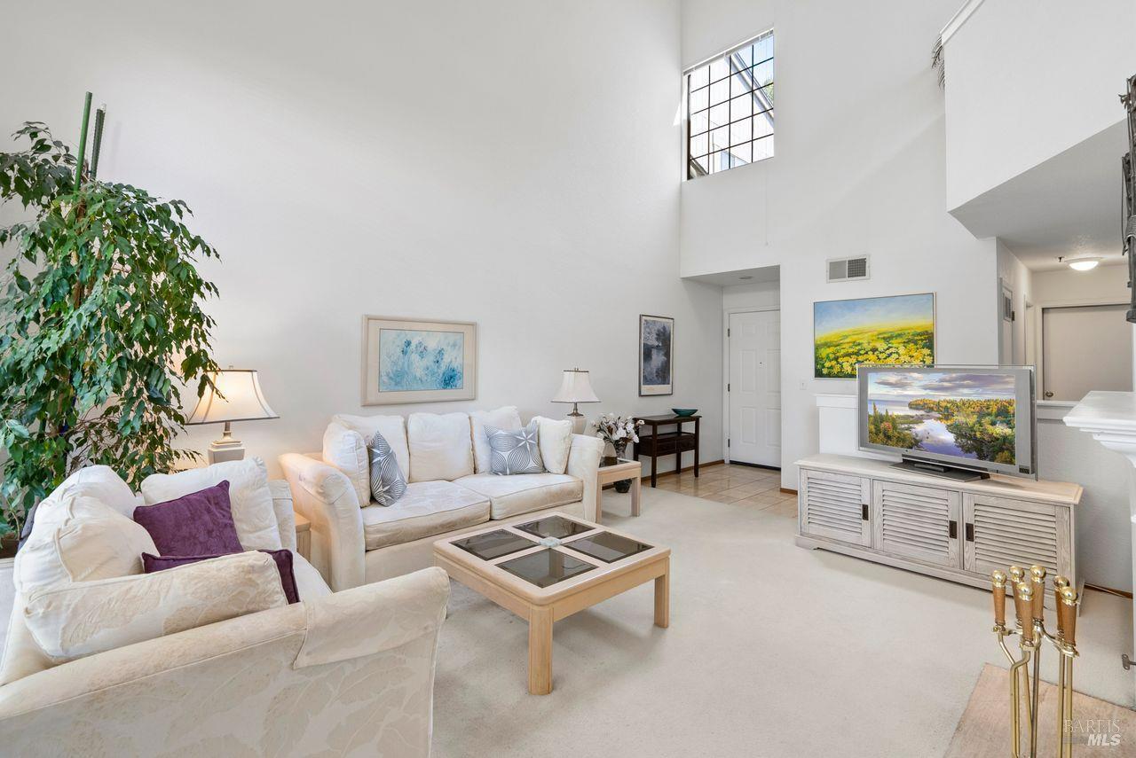 Detail Gallery Image 4 of 30 For 186 Red Hawk Rd, Novato,  CA 94949 - 2 Beds | 2/1 Baths