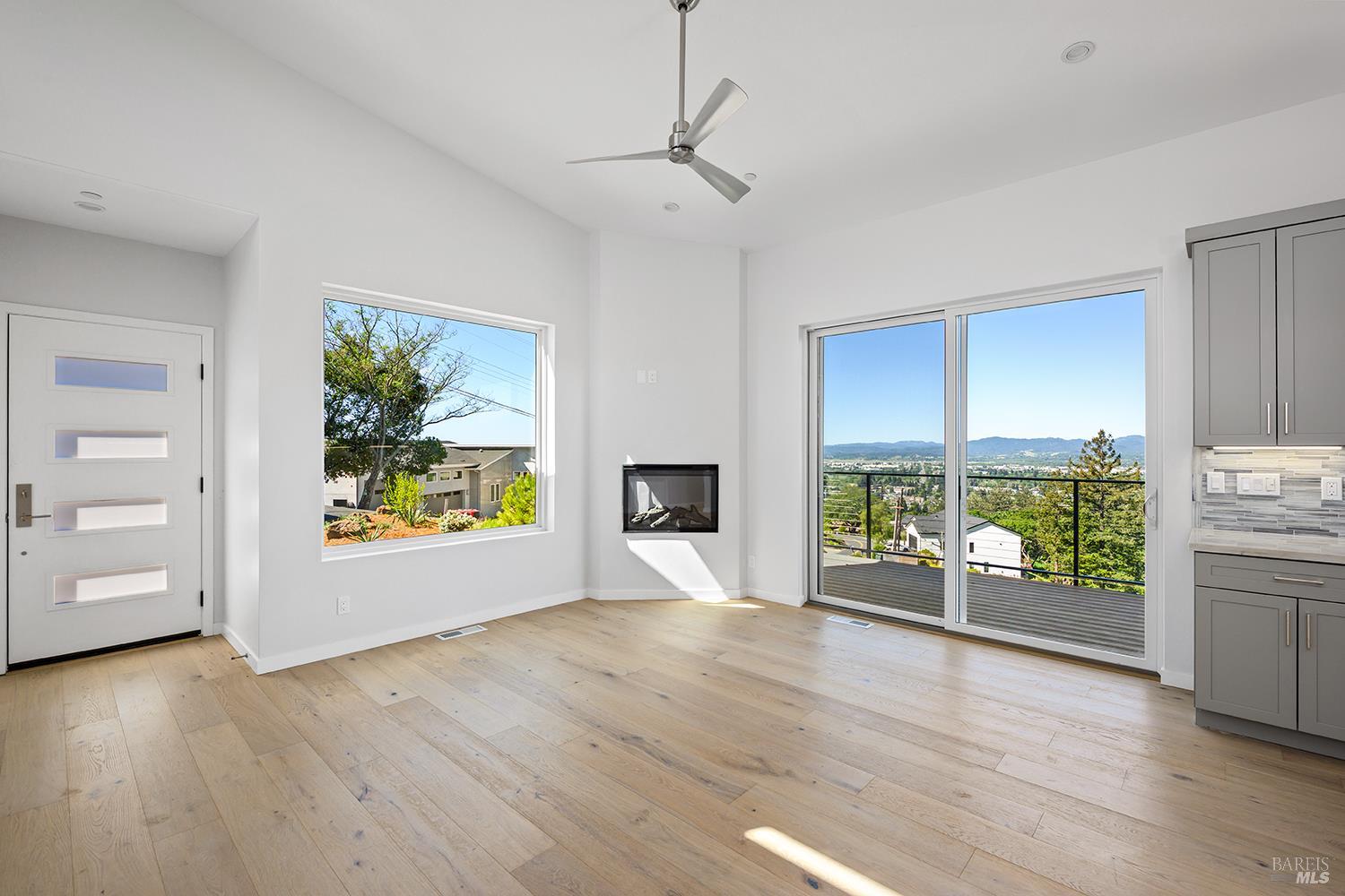 Detail Gallery Image 11 of 32 For 1292 Wikiup Dr, Santa Rosa,  CA 95403 - 2 Beds | 2 Baths