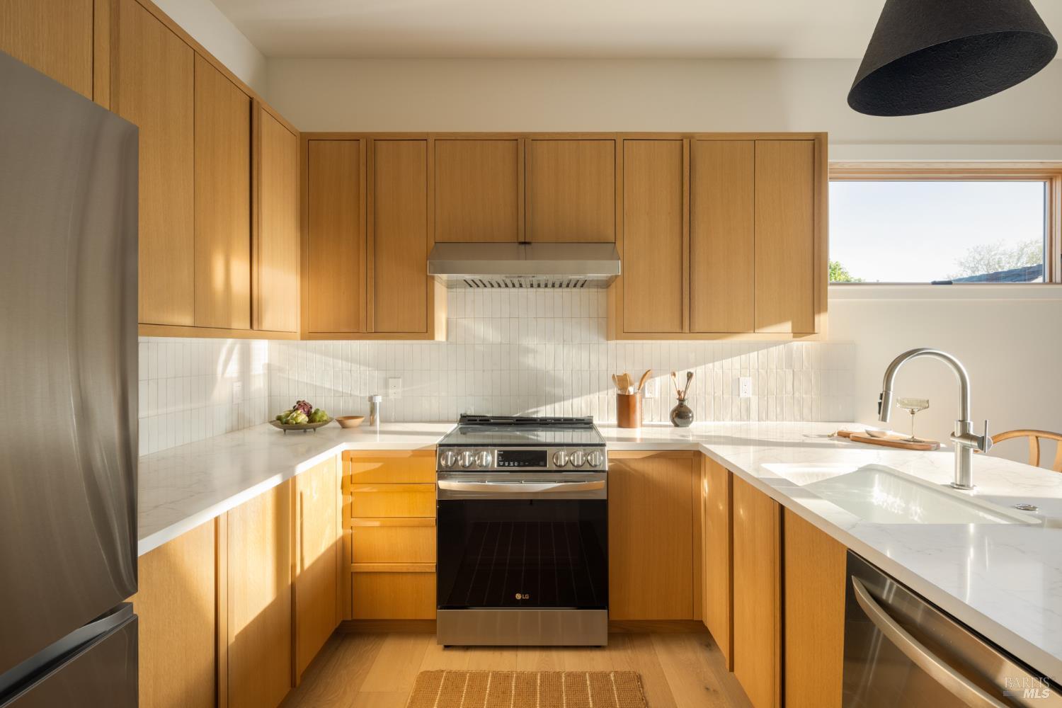 Detail Gallery Image 3 of 15 For 709 C St #4,  San Rafael,  CA 94901 - 3 Beds | 3/1 Baths