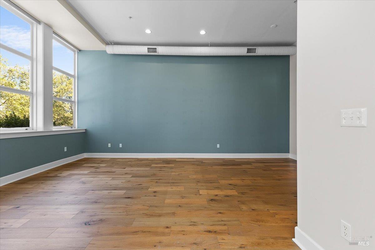 Detail Gallery Image 8 of 29 For 331 Keller St #6,  Petaluma,  CA 94952 - 2 Beds | 2/1 Baths