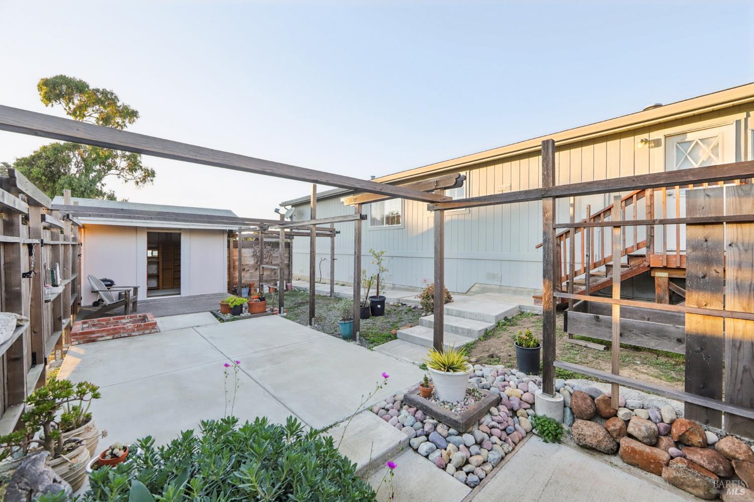 Detail Gallery Image 2 of 47 For 2704 Ridge Rd, San Pablo,  CA 94806 - 3 Beds | 2 Baths